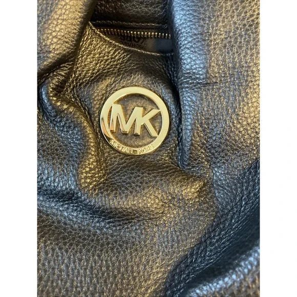 Michael Kors Relaxed Black Pebble Leather Chain Shoulder Bag – Metal Hardware - Picture 2 of 9